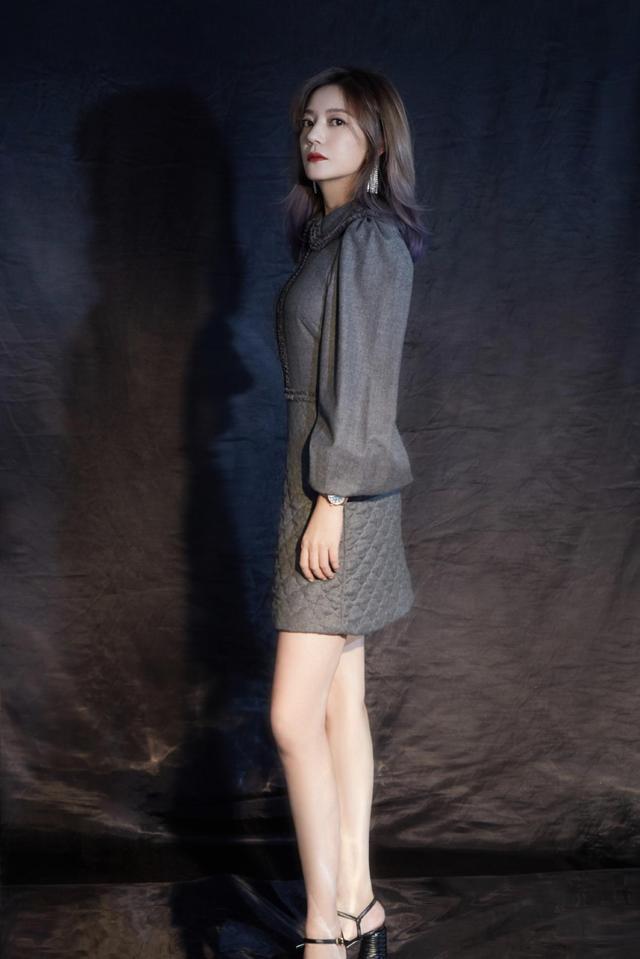 43岁赵薇瘦成筷子腿太意外穿超短裙染紫发重回俏皮小燕子