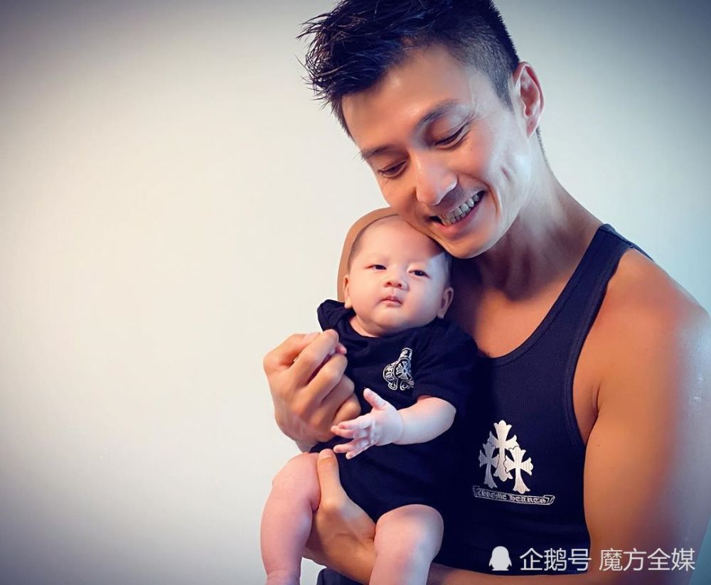 儿子满月一家三口po帅照44岁tvb准视帝父爱爆表