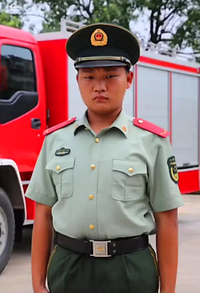 他是部队培养的最帅学霸穿上军装保家国脱下军装当高考状元文武全才