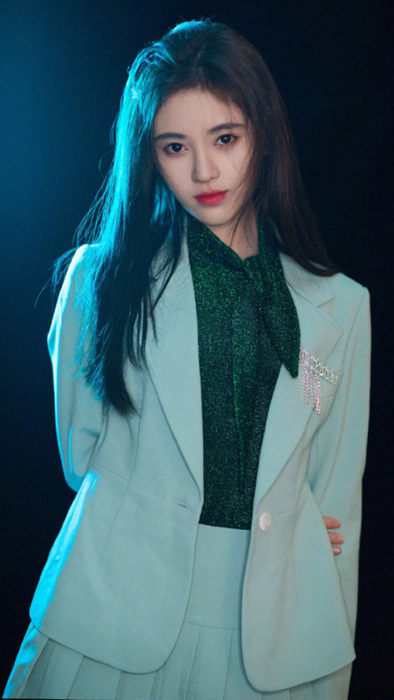 穿西装的鞠婧祎脸上还是有些稚嫩感