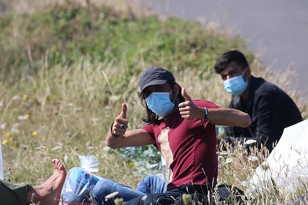 英国_社会|英国入境移民数又破纪录，年轻女子穿着得体还带着香奈儿包