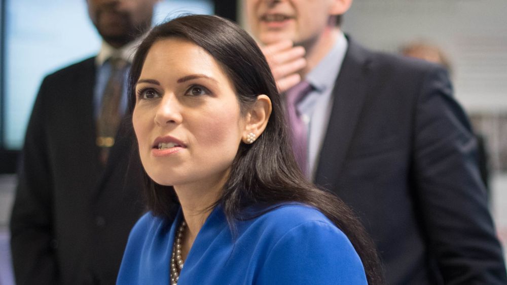 英国_社会|英国入境移民数又破纪录，年轻女子穿着得体还带着香奈儿包