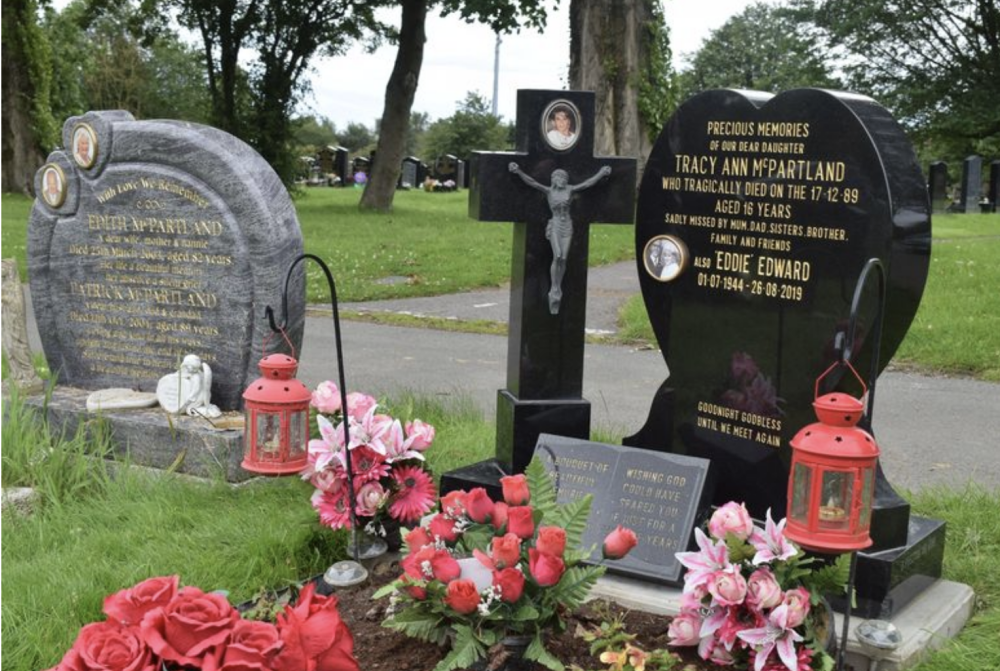 英国_社会|英国女子在父亲去世后首次去墓地祭奠，却发现墓碑名字写错了