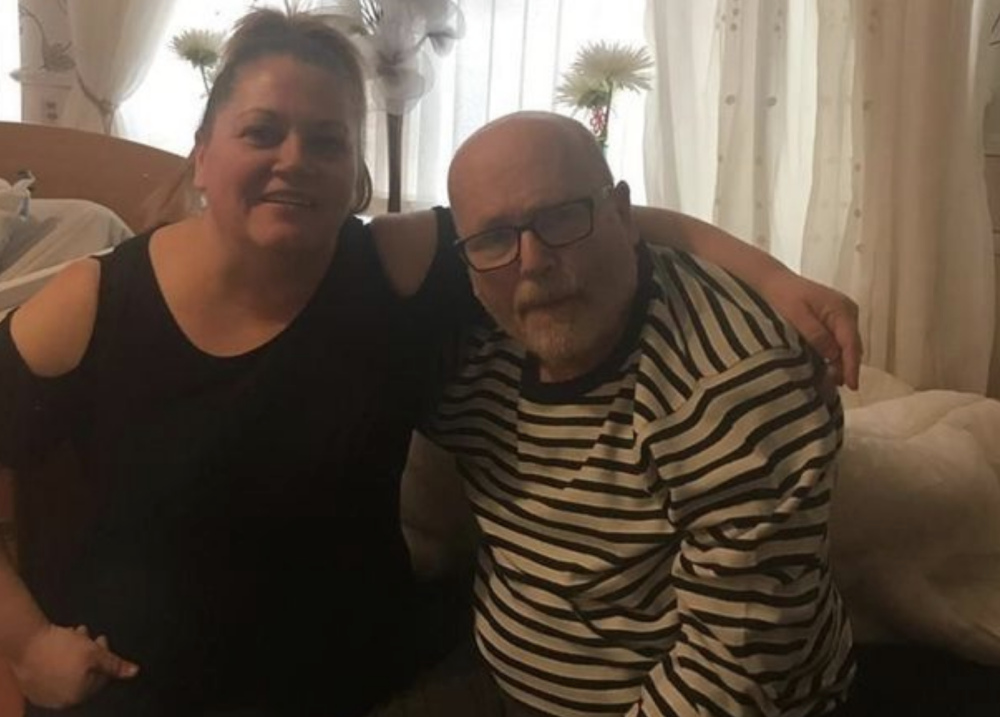 英国_社会|英国女子在父亲去世后首次去墓地祭奠，却发现墓碑名字写错了