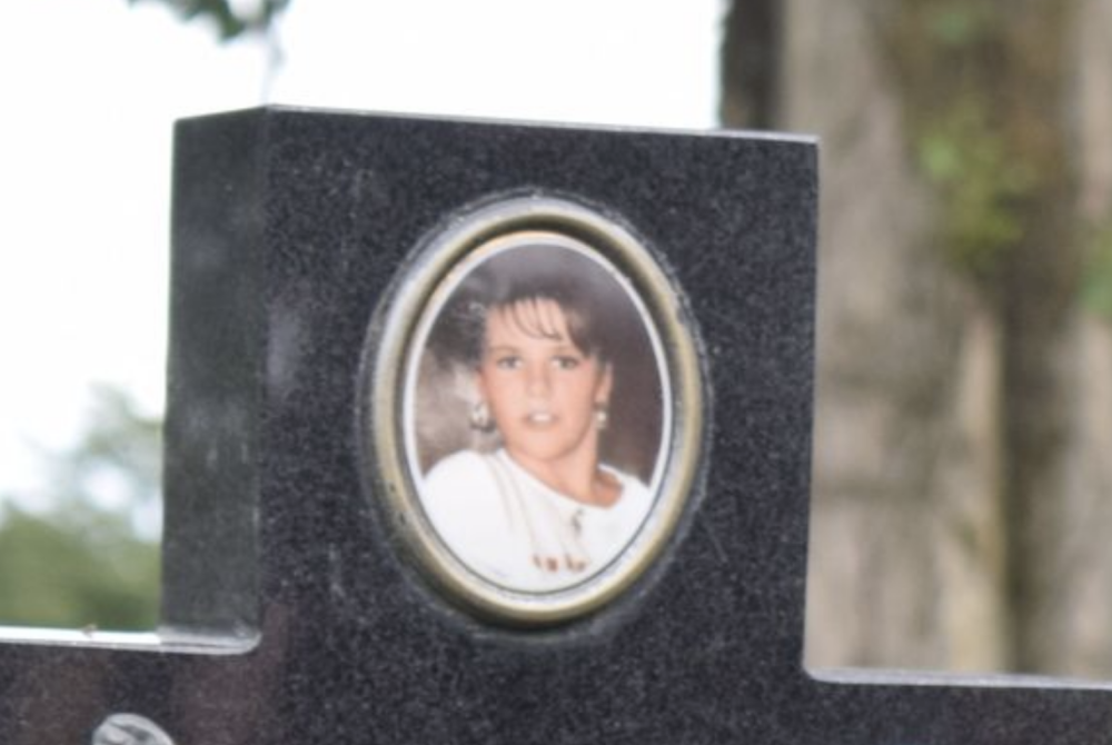 英国_社会|英国女子在父亲去世后首次去墓地祭奠，却发现墓碑名字写错了