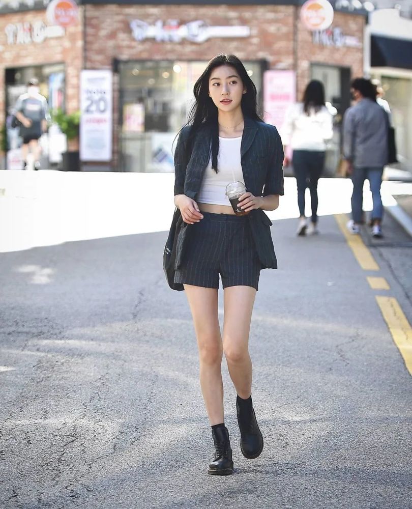 针织外套&长袖t搭在肩膀上