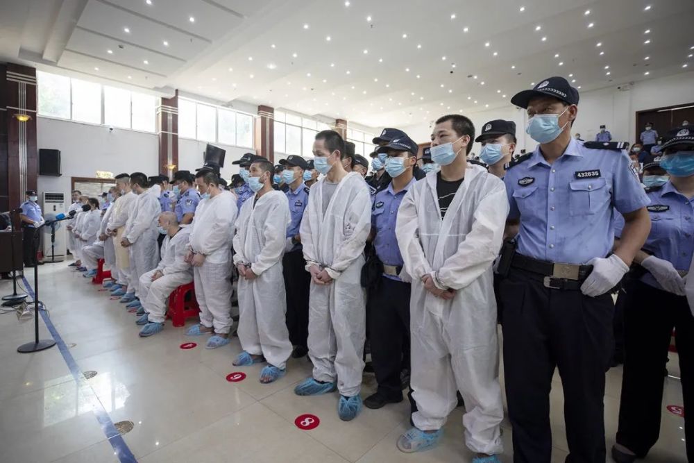 经依法侦查查明,被告人欧阳江彪,欧阳德盛等人利用其"两枪一斧"的恶名