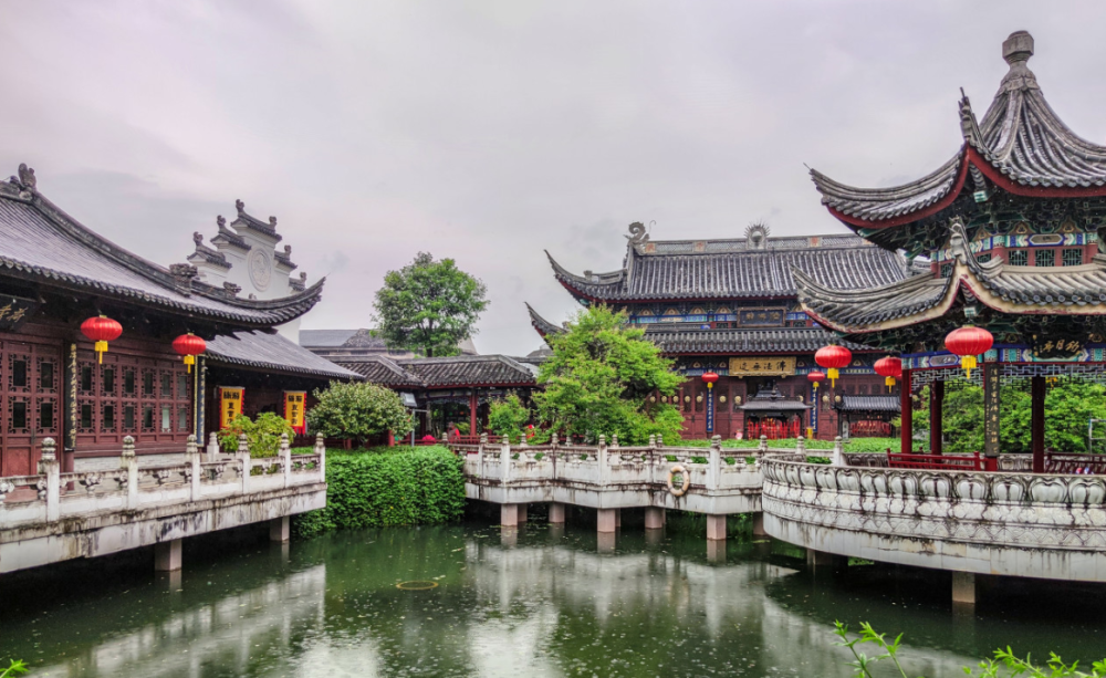 浙江小县城是佛教发源地，吸引游客