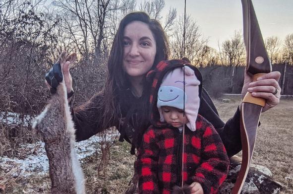 贝卡·加里斯|美一母亲经常带2岁女儿狩猎，还和猎物合影，被网友指责不为所动