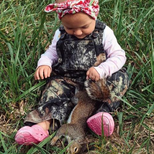 贝卡·加里斯|美一母亲经常带2岁女儿狩猎，还和猎物合影，被网友指责不为所动
