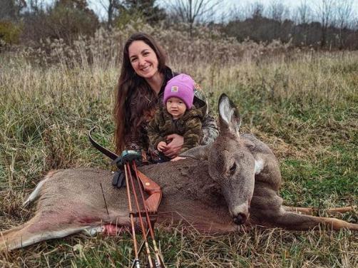 贝卡·加里斯|美一母亲经常带2岁女儿狩猎，还和猎物合影，被网友指责不为所动