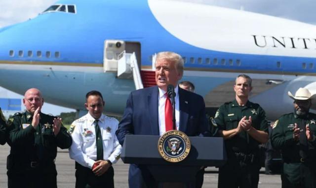 唐纳德·特朗普|特朗普心念大选，无视病毒在疫情震中集会，现场几乎没人戴口罩