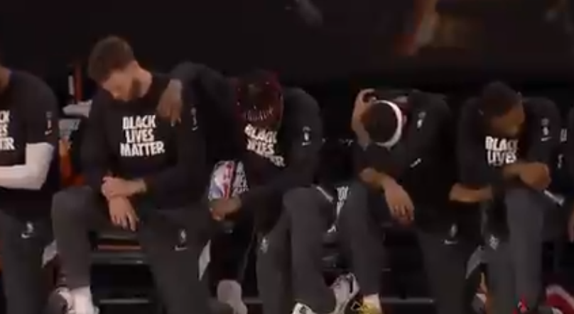 詹姆斯|公开反特朗普，NBA球员集体下跪抗议种族不平等：黑人命也是命