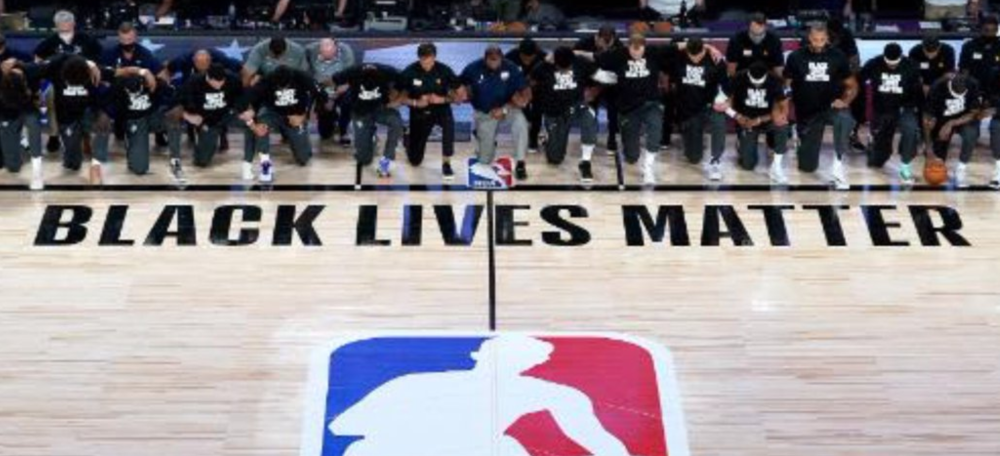 詹姆斯|公开反特朗普，NBA球员集体下跪抗议种族不平等：黑人命也是命