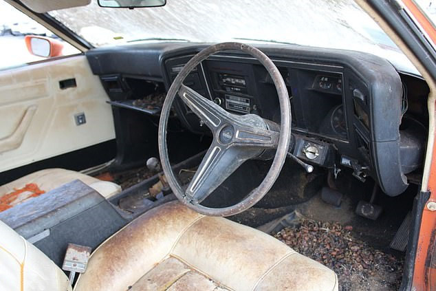 谷仓|谷仓里放了30年的破车落满灰尘，如今竟被人花150万买走