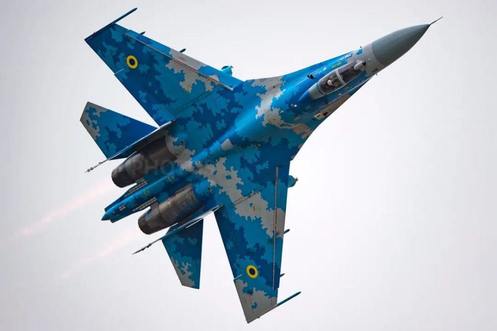 苏27机动瞬间,使用al-31f冒红火,为什么歼-10冒蓝火?