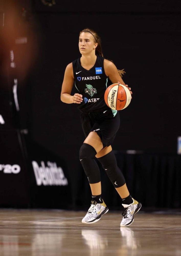 wnba球员脚踝90度扭伤詹姆斯发文送祝福
