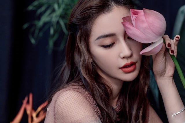 黄晓明|黄晓明获百花奖影帝！凭借《烈火英雄》再创奇迹，杨颖竟这样回应