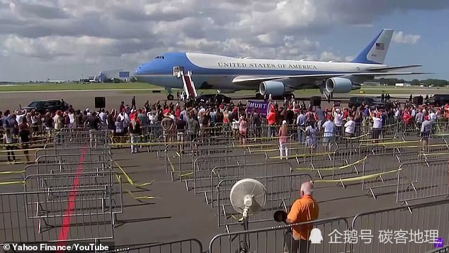 特朗普|特朗普“有点凄凉”：“空军一号”前人群寥寥