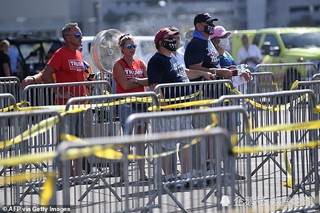 特朗普|特朗普“有点凄凉”：“空军一号”前人群寥寥