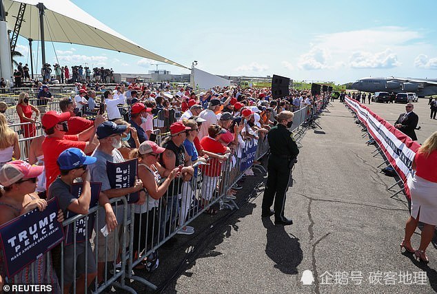 特朗普|特朗普“有点凄凉”：“空军一号”前人群寥寥