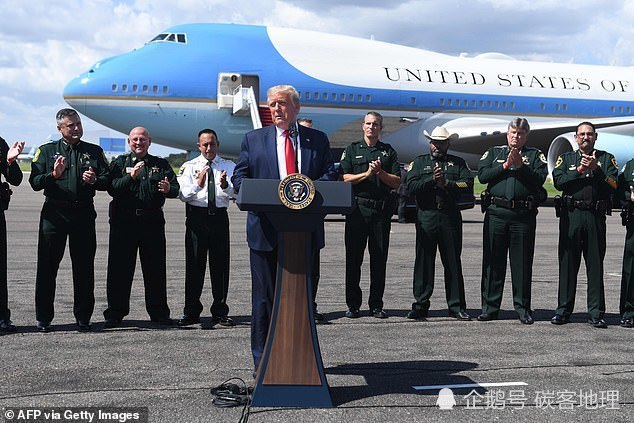 特朗普|特朗普“有点凄凉”：“空军一号”前人群寥寥