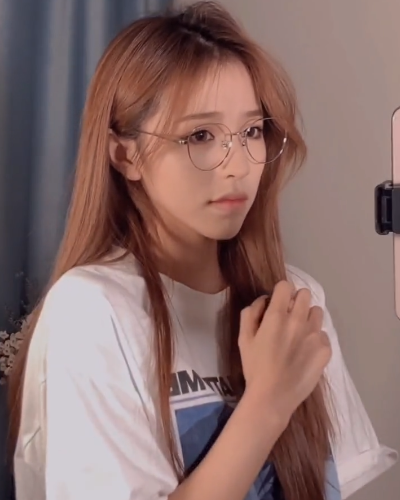 刘思瑶经历网暴后状态差,拍视频全程都变着脸,看着就让人心疼