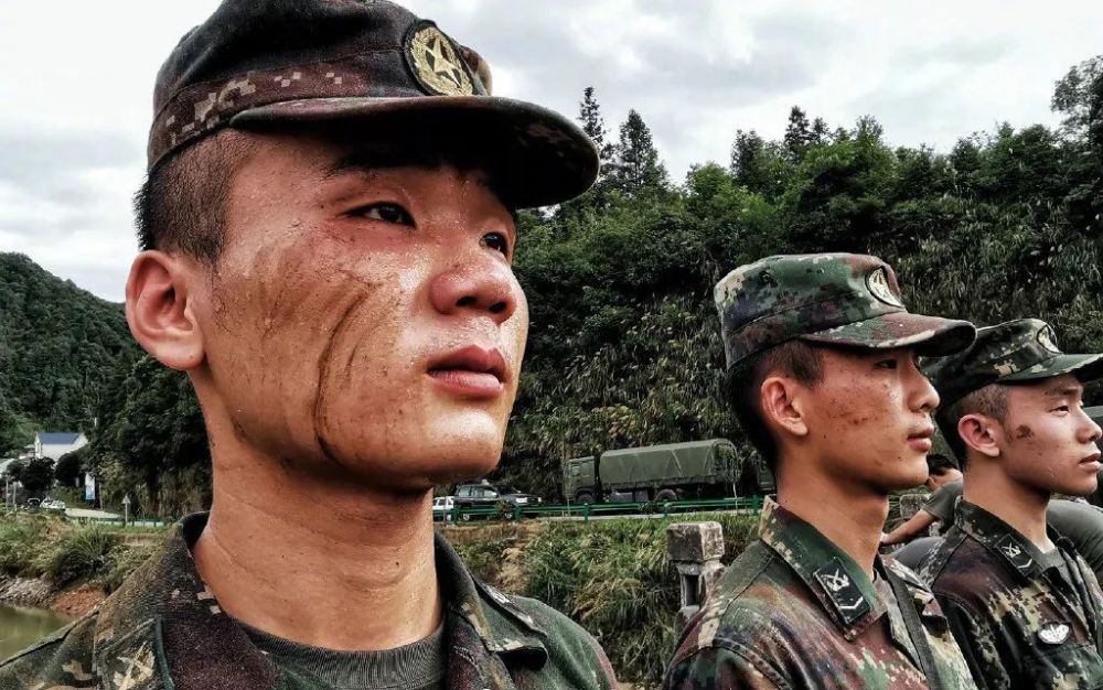 今天是八一建军节,向英勇无畏的中国军人致敬!