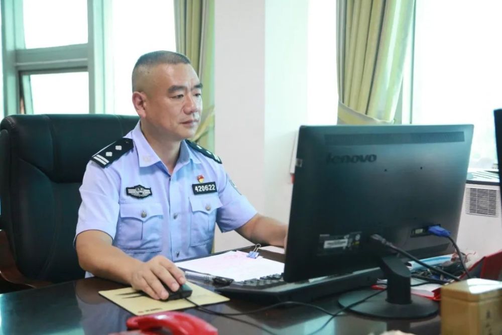 李荆州1991年12月至1994年12月,在四川乐山56016部队服役.