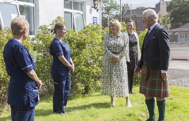 查尔斯王子|英国查尔斯王子穿苏格兰裙探访医院，为医护人员鼓舞士气