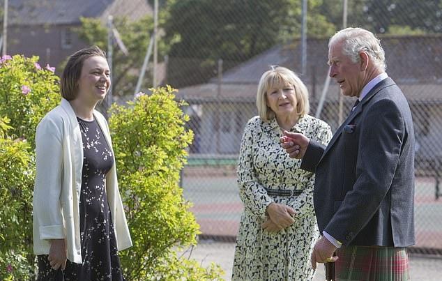 查尔斯王子|英国查尔斯王子穿苏格兰裙探访医院，为医护人员鼓舞士气