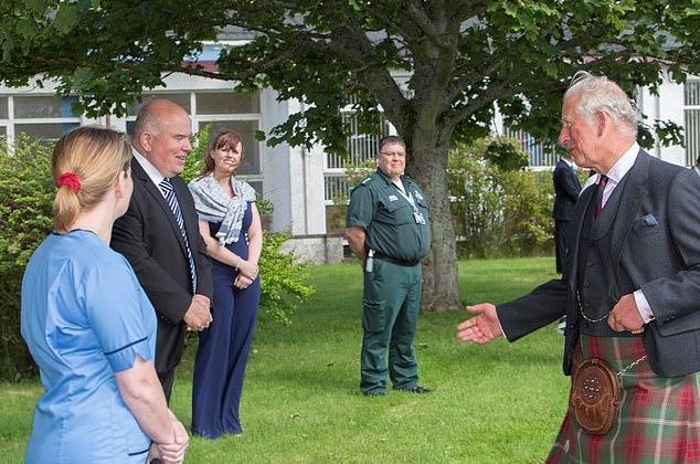 查尔斯王子|英国查尔斯王子穿苏格兰裙探访医院，为医护人员鼓舞士气