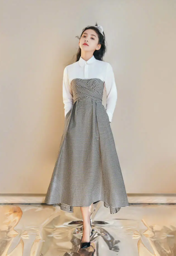 "初恋脸"章若楠太会穿,复古抹胸裙配衬衣,时髦又个性