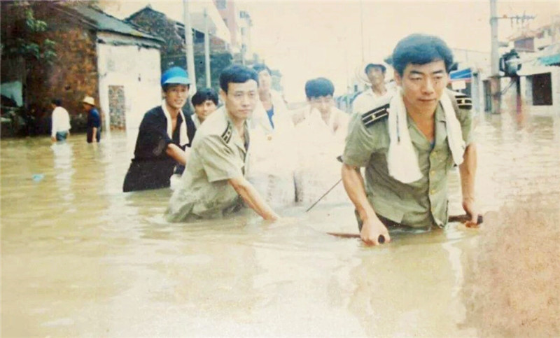 1998年大洪水,鄉親們跪地哭求:求你們別跳了,這房子我們不要了