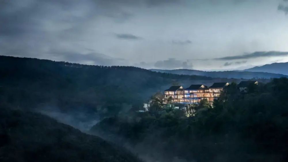 设计两座建在悬崖边上的酒店一个放大象一个放骏马