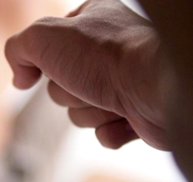 老人|女保姆致9旬老人多处骨折最终离世，儿女在查看监控后得知真相