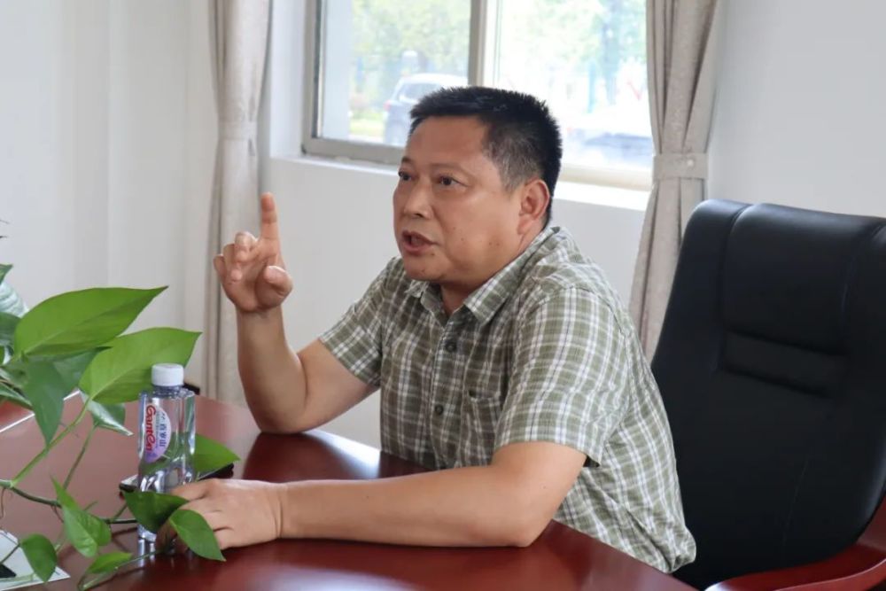 谢友根充分肯定上塘法庭在维护社会和谐稳定方面所起的作用,并对上塘