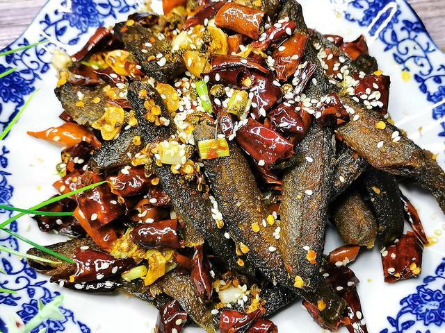 装盘这样一道麻辣酥香,做法简单的《麻辣泥鳅》就做好了.你学会了吗?