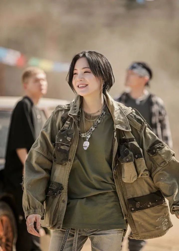 (其实是女装的闵玧其啦) 闵玧智号称南韩最难泡的小姐姐,田柾国