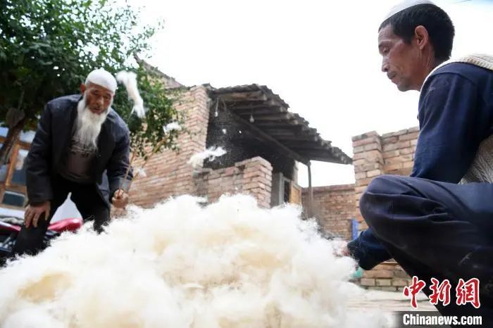 马社勒|【外媒看临夏】东乡擀毡人留住昔日炕头那张绵软的毡铺！