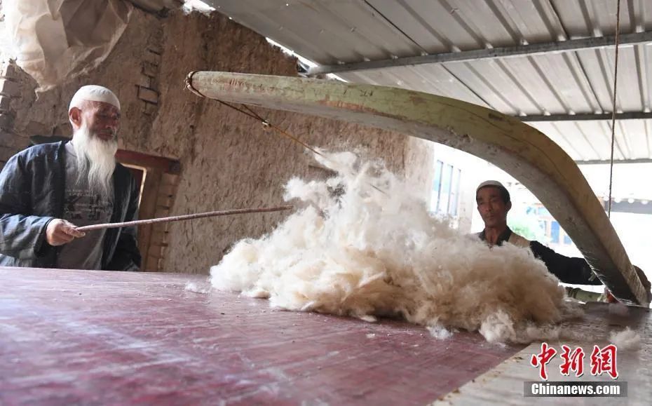 马社勒|【外媒看临夏】东乡擀毡人留住昔日炕头那张绵软的毡铺！