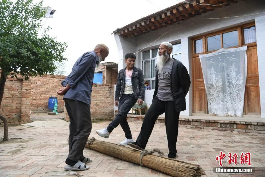 马社勒|【外媒看临夏】东乡擀毡人留住昔日炕头那张绵软的毡铺！