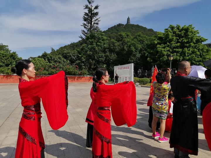 他们身穿汉服,在南宁孔庙礼拜孔子,很有仪式感