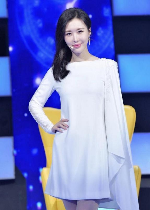 田朴珺才是真"腰精"!穿旗袍配红高跟秀窈窕曲线,满满的女人味