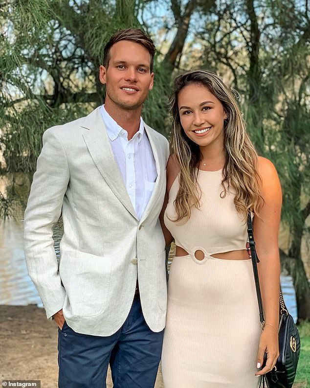 穆默特|澳男子遇大白鲨，眼疾手快用冲浪板卡住鲨嘴，惊险逃命仍留骇人伤口