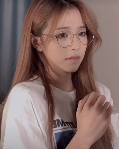 刘思瑶晒读书照片不料却被新美甲抢镜原谅我没见过世面