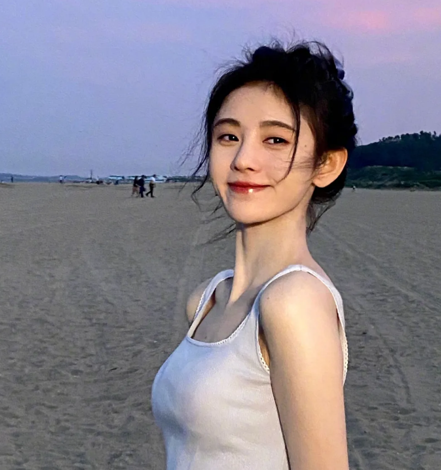 鞠婧祎的"海边素颜照"被疯传,失去了美颜滤镜,这颜值真实存在?