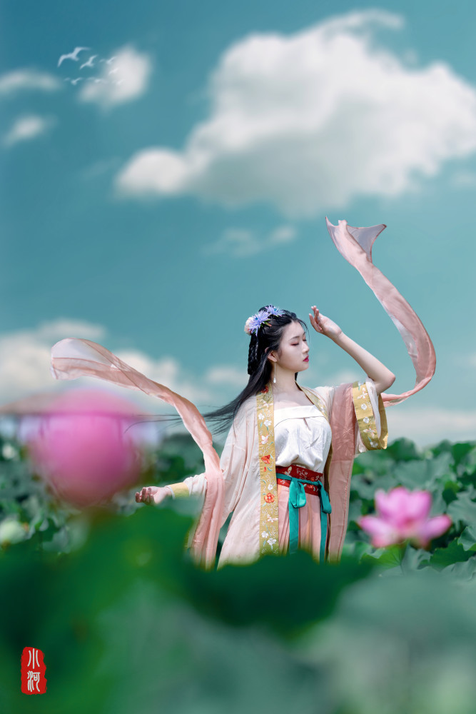 《戏莲》汉服古风莲花美女,谁能比我仙