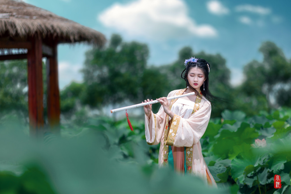 《戏莲》汉服古风莲花美女,谁能比我仙