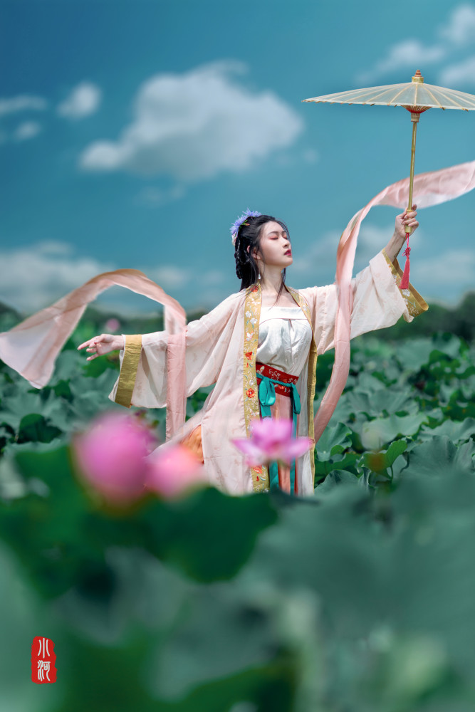 《戏莲》汉服古风莲花美女,谁能比我仙